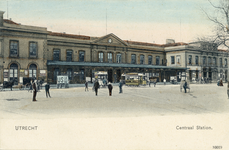 2509 Gezicht op de voorgevel van het Centraal Station (Stationsplein) te Utrecht.